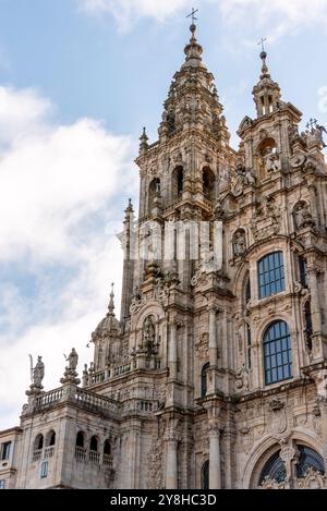 Magnifici dettagli architettonici barocchi della facciata occidentale della famosa cattedrale di Santiago de Compostela in Galizia, Spagna Foto Stock