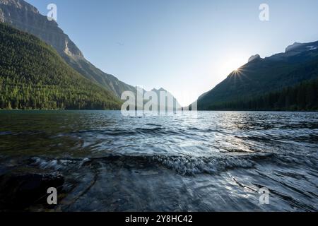 Sun Sets Behind Mountains e il lago Kintla dal campeggio Upper Kintla Lake Foto Stock