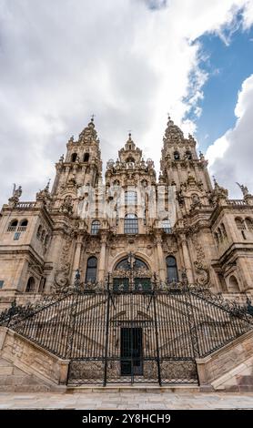 Magnifici dettagli architettonici barocchi della facciata occidentale della famosa cattedrale di Santiago de Compostela in Galizia, Spagna Foto Stock