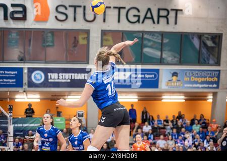 Jolien Knollema (Allianz MTV Stuttgart, #10) Sprung zum Ball / GER, Allianz MTV Stuttgart vs. VC Wiesbaden Volleyball Bundesliga, VBL, Spielzeit 2024/2025, 05.10.2024 foto: Eibner/Sandy Dinkelacker Foto Stock