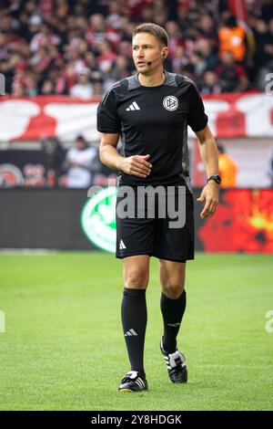 Berlino, Germania. 5 ottobre 2024. L'arbitro Tobias Reichel si sta scaldando prima della partita di Bundesliga tra Union Berlin e Borussia Dortmund all'An der alte Försterei di Berlino. Credito: Gonzales Photo/Alamy Live News Foto Stock