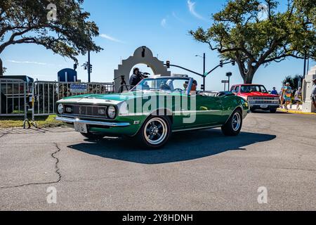 Gulfport, MS - 2 ottobre 2023: Vista dall'angolo anteriore con prospettiva bassa di una Chevrolet Camaro Convertibile del 1968 in una mostra automobilistica locale. Foto Stock