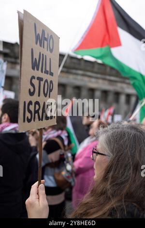 Raduno di sostegno alla Palestina e al Libano, organizzato dal Comitato di emergenza per il genocidio degli amici scozzesi della Palestina e di Gaza, in prossimità del primo anniversario del conflitto di Hamas e Israele, a Edimburgo, in Scozia, il 5 ottobre 2024. Foto Stock