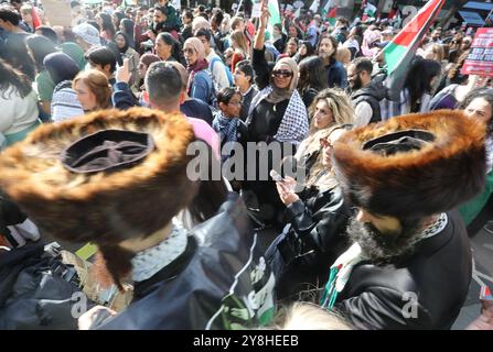 Londra, Regno Unito, 5 ottobre 2024. 1000 di sostenitori pro palestinesi marciarono attraverso il centro di Londra, un anno dopo il 7 ottobre. I cartelli includevano molti per "le mani del Libano” e "Starmer ha le mani sporche di sangue”. La polizia ha tenuto lontani i manifestanti da una contro-protesta israeliana ad Aldwych. Credito : Monica Wells/Alamy Live News Foto Stock