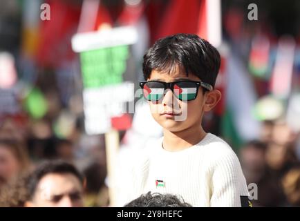 Londra, Regno Unito, 5 ottobre 2024. 1000 di sostenitori pro palestinesi marciarono attraverso il centro di Londra, un anno dopo il 7 ottobre. I cartelli includevano molti per "le mani del Libano” e "Starmer ha le mani sporche di sangue”. La polizia ha tenuto lontani i manifestanti da una contro-protesta israeliana ad Aldwych. Credito : Monica Wells/Alamy Live News Foto Stock