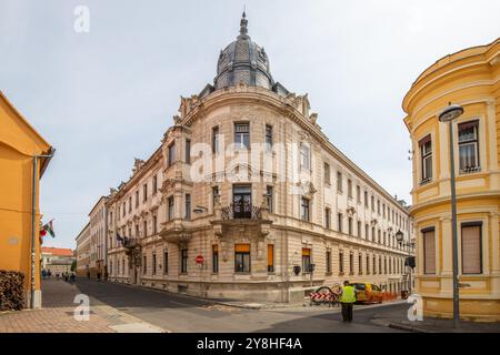 Vecchi edifici splendidamente decorati in una storica città vecchia. Immagine dal centro della città delle cinque Chiese, Pécs, DL-Dunntl, Ungheria Foto Stock