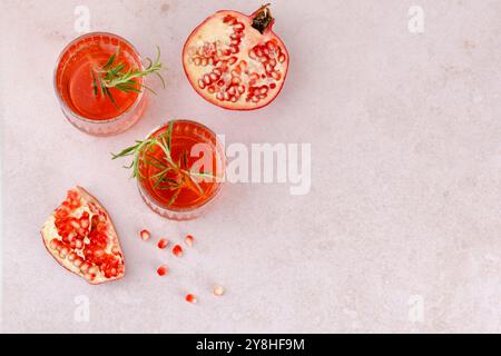 Rinfrescanti bevande di melograno con erbe fresche su una superficie di marmo chiaro. vista dall'alto. spazio per il testo Foto Stock