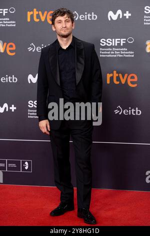 Raul Arevalo partecipa al Red Carpet 'la Habitacion De al Lado / The Room Next Door' durante il 72° Festival Internazionale del Cinema di San Sebastian al Palazzo Kursaal a Donostia-San Sebastian. Foto Stock