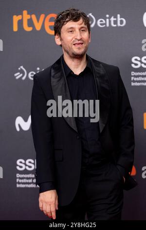 Raul Arevalo partecipa al Red Carpet 'la Habitacion De al Lado / The Room Next Door' durante il 72° Festival Internazionale del Cinema di San Sebastian al Palazzo Kursaal a Donostia-San Sebastian. Foto Stock