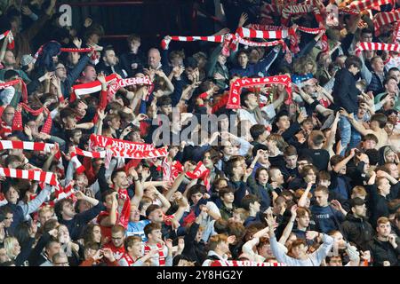 Kortrijk, Belgio. 5 ottobre 2024. I tifosi del Kortrijk festeggiano dopo aver vinto una partita di calcio tra KV Kortrijk e KRC Genk, sabato 05 ottobre 2024 a Kortrijk, il giorno 10 della stagione 2024-2025 della "Jupiler Pro League" prima divisione del campionato belga. BELGA FOTO KURT DESPLENTER credito: Belga News Agency/Alamy Live News Foto Stock