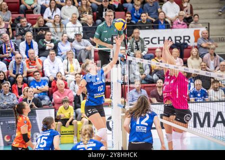 Jolien Knollema (Allianz MTV Stuttgart, #10) Spielt Ball ueber das Netz / GER, Allianz MTV Stuttgart vs. VC Wiesbaden Volleyball Bundesliga, VBL, Spielzeit 2024/2025, 05.10.2024 foto: Eibner/Sandy Dinkelacker Foto Stock