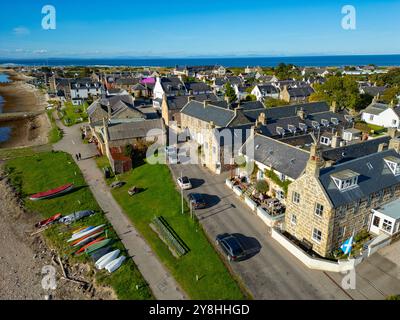 Vista aerea dal drone del Kimberley Inn hotel nel villaggio di Findhorn sulla costa di Moray nell'Aberdeenshire Scozia, Regno Unito Foto Stock