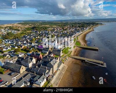 Vista aerea dal drone del villaggio di Findhorn sulla costa di Moray a Moray, Scozia, Regno Unito Foto Stock