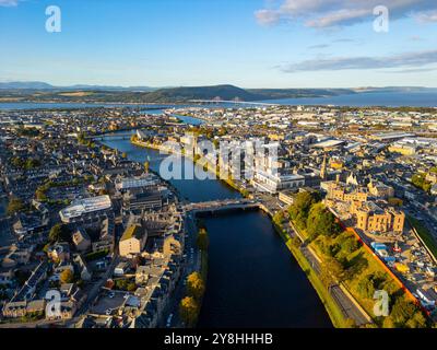 Veduta aerea dal drone del fiume Ness nel centro della citta' di Inverness , Highlands scozzesi, Scozia, Regno Unito Foto Stock