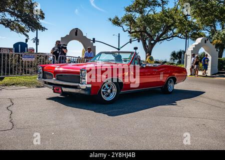 Gulfport, MS - 2 ottobre 2023: Vista ad angolo frontale ad alta prospettiva di una Pontiac LeMans Convertibile del 1967 in una mostra di auto locale. Foto Stock