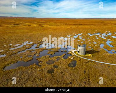 Vista aerea dal drone del paesaggio della torbiera nel Flow Country, patrimonio dell'umanità delle torbiere nelle Highlands scozzesi, Scozia, Regno Unito Foto Stock