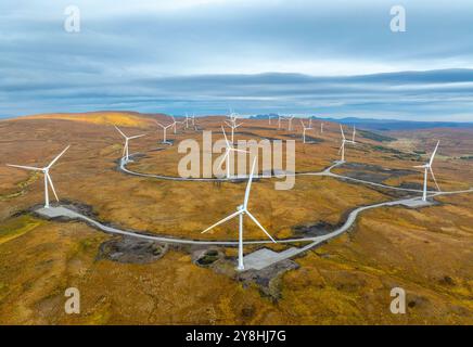 Vista aerea dal drone delle turbine eoliche vicino ad Altnaharra nel Sutherland, Highlands scozzesi, Scozia, Regno Unito Foto Stock