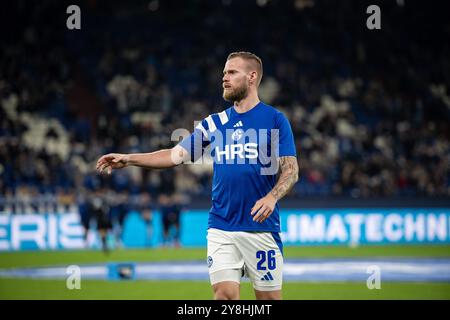 Gelsenkirchen, Germania. 5 ottobre 2024. Calcio: Bundesliga 2, FC Schalke 04 - Hertha BSC, Matchday 8, Veltins Arena. Il riscaldamento di Tomas Kalas di Schalke. Credito: Fabian Strauch/dpa - NOTA IMPORTANTE: In conformità con le normative della DFL German Football League e della DFB German Football Association, è vietato utilizzare o far utilizzare fotografie scattate nello stadio e/o della partita sotto forma di immagini sequenziali e/o serie di foto video./dpa/Alamy Live News Foto Stock