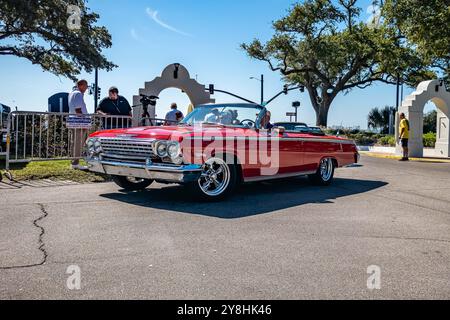 Gulfport, MS - 2 ottobre 2023: Vista dall'alto angolo anteriore di una Chevrolet Impala Convertibile del 1962 in una mostra di auto locale. Foto Stock