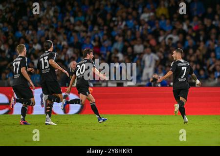 Gabriel Strefezza del Como 1907 festeggia con i compagni di squadra dopo aver segnato durante la partita di serie A tra SSC Napoli e Como 1907 a Diego Armando Mara Foto Stock