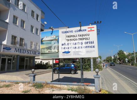 Tasucu, Turchia. 5 ottobre 2024. Un annuncio di una linea di traghetti per Libano, Ta'ucu, Turchia, 5 ottobre 2024. La città sta diventando una destinazione popolare per migliaia di cittadini libanesi in fuga dal porto di Tripoli, nel nord del Libano. Molte persone stanno lasciando il Libano via nave poiché molte compagnie aeree non operano più in Libano a causa della guerra in corso. TA?ucu è il principale terminal dei traghetti della Turchia meridionale. (Foto di Elisa Gestri/Sipa USA) credito: SIPA USA/Alamy Live News Foto Stock