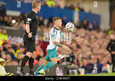 Liverpool, Regno Unito. 5 ottobre 2024. Goodison Park LIVERPOOL, INGHILTERRA - 5 OTTOBRE: Kieran Trippier di Newcastle controlla la palla durante la partita di Premier League 2024/25 Matchweek 7 tra l'Everton FC e il Newcastle United al Goodison Park, il 5 ottobre 2024 a Liverpool, Inghilterra. (Foto di Richard Callis/SPP) (Richard Callis/SPP) credito: SPP Sport Press Photo. /Alamy Live News Foto Stock