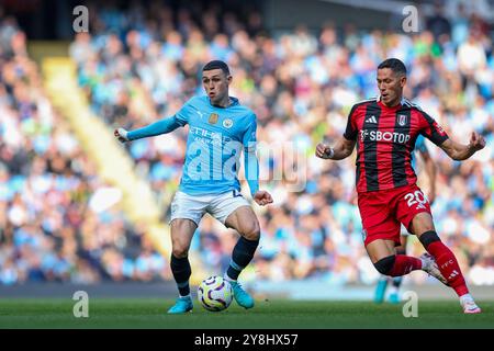 Manchester, Regno Unito. 5 ottobre 2024. Il centrocampista del Manchester City Phil Foden (47) combatte con il centrocampista del Fulham Sasa Lukic (20) durante la partita Manchester City FC contro Fulham FC English Premier League all'Etihad Stadium di Manchester, Inghilterra, Regno Unito il 5 ottobre 2024 Credit: Every Second Media/Alamy Live News Foto Stock