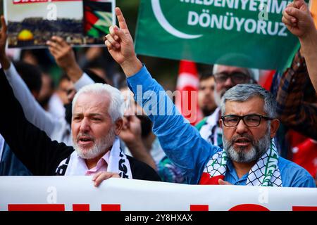 Gaziantep, Turkiye. 11 ottobre 2023. I membri e i sostenitori del movimento Furkan a Gaziantep tengono una manifestazione di solidarietà con i palestinesi e contro gli attacchi israeliani in corso nella Striscia di Gaza. I manifestanti portavano la bandiera nazionale palestinese e le bandiere che appoggiavano la resistenza palestinese, con alcuni partecipanti che impersonavano i palestinesi nella loro lunga lotta contro l'occupazione israeliana Foto Stock