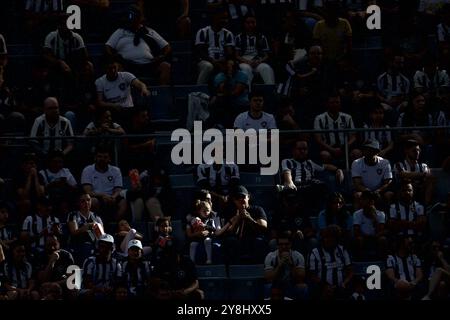 Curitiba, Brasile. 5 ottobre 2024. PR - CURITIBA - 10/05/2024 - CAMPIONATO BRASILIANO 2024, ATHLETICO-PR x BOTAFOGO - TIFOGO Botafogo, Stadio Ligga Arena. Foto: Hedeson Alves/AGIF credito: AGIF/Alamy Live News Foto Stock