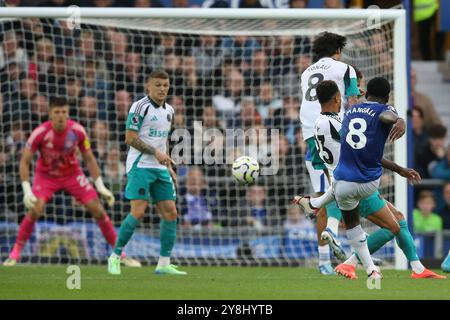 Liverpool, Regno Unito. 5 ottobre 2024. Orel Mangala di Everton prova un colpo. Partita di Premier League, Everton contro Newcastle Utd al Goodison Park di Liverpool sabato 5 ottobre 2024. Questa immagine può essere utilizzata solo per scopi editoriali. Solo per uso editoriale, foto di Chris Stading/Andrew Orchard fotografia sportiva/Alamy Live news credito: Andrew Orchard fotografia sportiva/Alamy Live News Foto Stock