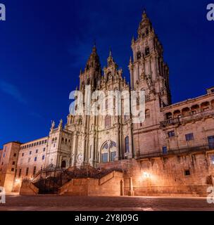 Portale barocco della famosa cattedrale di Santiago de Compostela di notte, Galizia in Spagna Foto Stock