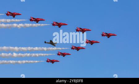 Duxford, Cambridgeshire, Regno Unito. 5 ottobre 2024. Il RAF Aerobatic Team, le frecce rosse, eseguì un sorpasso con lo Spitfire MH434 alla loro ultima esposizione pubblica della stagione di volo 2024. Crediti: Stuart Robertson/Alamy Live News. Foto Stock