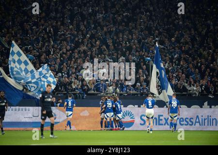 Gelsenkirchen, Germania. 5 ottobre 2024. Calcio: Bundesliga 2, FC Schalke 04 - Hertha BSC, Matchday 8, Veltins Arena. Schalke celebra il loro obiettivo di equalizzare. Credito: Fabian Strauch/dpa - NOTA IMPORTANTE: In conformità con le normative della DFL German Football League e della DFB German Football Association, è vietato utilizzare o far utilizzare fotografie scattate nello stadio e/o della partita sotto forma di immagini sequenziali e/o serie di foto video./dpa/Alamy Live News Foto Stock