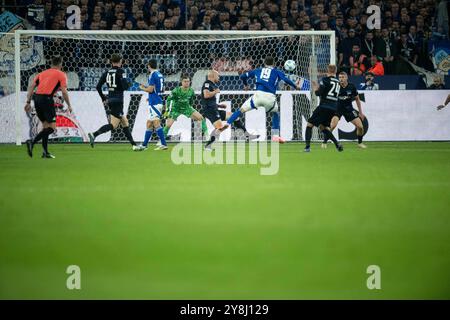 Gelsenkirchen, Germania. 5 ottobre 2024. Calcio: Bundesliga 2, FC Schalke 04 - Hertha BSC, Matchday 8, Veltins Arena. L'1:1 di Kenan Karaman di Schalke. Credito: Fabian Strauch/dpa - NOTA IMPORTANTE: In conformità con le normative della DFL German Football League e della DFB German Football Association, è vietato utilizzare o far utilizzare fotografie scattate nello stadio e/o della partita sotto forma di immagini sequenziali e/o serie di foto video./dpa/Alamy Live News Foto Stock