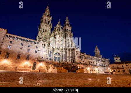 Famosa piazza Obradoiro e portale barocco della famosa cattedrale di Santiago de Compostela di notte, Galizia in Spagna Foto Stock