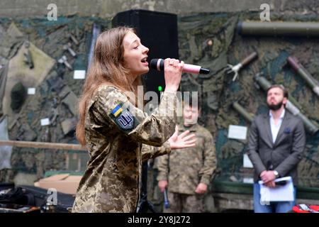 Kiev, Ucraina. 5 ottobre 2024. Soldati cantano durante un'asta di volontari militari in aiuto delle forze armate dell'Ucraina, 5 ottobre 2024, Kiev, Ucraina (immagine di credito: © Aleksandr Gusev/SOPA Images via ZUMA Press Wire) SOLO USO EDITORIALE! Non per USO commerciale! Foto Stock