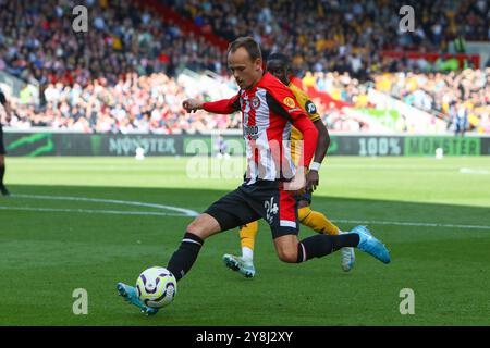 Londra, Regno Unito. 5 ottobre 2024. Londra, Inghilterra, 5 ottobre 2024: Mikkel Damsgaard (24 Brentford) attraversa la palla durante la partita di Premier League tra Brentford e Wolverhampton Wanderers al Gtech Community Stadium di Londra, Inghilterra (Alexander Canillas/SPP) credito: SPP Sport Press Photo. /Alamy Live News Foto Stock