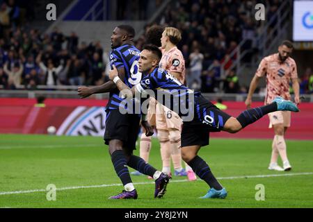 Milano, Italia. 5 ottobre 2024. Marcus Thuram dell'FC Internazionale festeggia con il compagno di squadra Lautaro Martinez dopo aver segnato per dare alla squadra un vantaggio di 1-0 durante la partita di serie A A a Giuseppe Meazza, Milano. Il credito per immagini dovrebbe essere: Jonathan Moscrop/Sportimage Credit: Sportimage Ltd/Alamy Live News Foto Stock