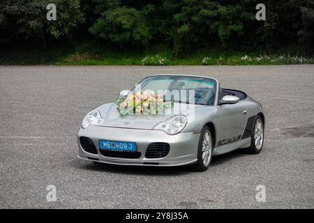 LEIBEN, AUSTRIA - 31 LUGLIO 2021: Porsche 911 Carrera Cabrio 996 auto sportiva decorata per il matrimonio Foto Stock