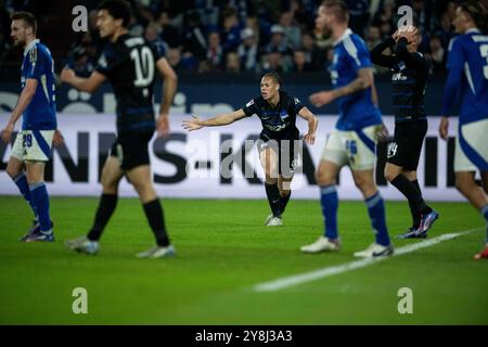 Gelsenkirchen, Germania. 5 ottobre 2024. Calcio: Bundesliga 2, FC Schalke 04 - Hertha BSC, Matchday 8, Veltins Arena. Gesticolazioni di Derry Scherhant a Berlino. Credito: Fabian Strauch/dpa - NOTA IMPORTANTE: In conformità con le normative della DFL German Football League e della DFB German Football Association, è vietato utilizzare o far utilizzare fotografie scattate nello stadio e/o della partita sotto forma di immagini sequenziali e/o serie di foto video./dpa/Alamy Live News Foto Stock