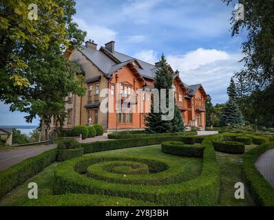 Kiev, Ucraina, 31 agosto 2024: Residenza Mezhyhirva situata sulle rive del fiume Dnieper dell'ex primo ministro e presidente filo-russo Foto Stock