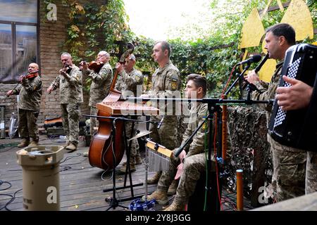 Kiev, Ucraina. 5 ottobre 2024. I soldati suonano strumenti musicali durante un'asta di volontari militari in aiuto delle forze Armate dell'Ucraina, 5 ottobre 2024, Kiev, Ucraina (immagine di credito: © Aleksandr Gusev/SOPA Images via ZUMA Press Wire) SOLO USO EDITORIALE! Non per USO commerciale! Foto Stock