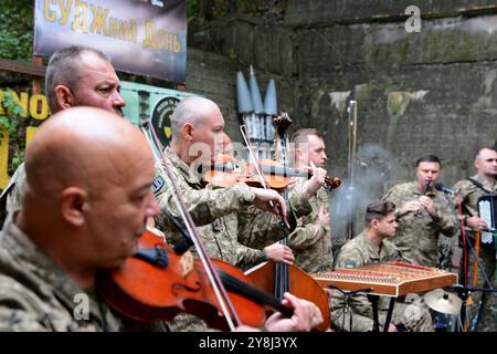 Kiev, Ucraina. 5 ottobre 2024. I soldati suonano strumenti musicali durante un'asta di volontari militari in aiuto delle forze armate dell'Ucraina, 5 ottobre 2024, Kiev, Ucraina (foto di Aleksandr Gusev/SOPA Images/Sipa USA) credito: SIPA USA/Alamy Live News Foto Stock