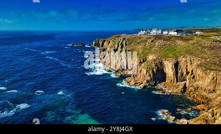 Una splendida vista costiera caratterizzata da scogliere aspre e un oceano blu vibrante. La scena cattura la bellezza naturale della costa con le onde che si infrangono Foto Stock