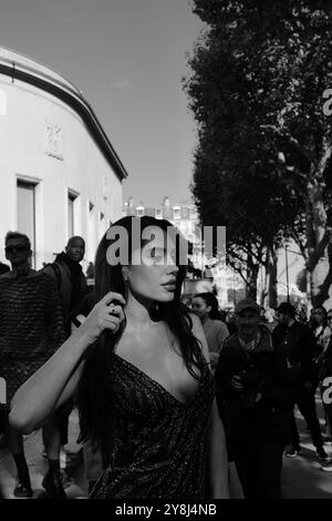 Ghioaca Andreea-Roxana indossa uno scintillante abito blu scuro con una borsa puch alla sfilata Elie Saab per la Paris Fashion Week SS25 Foto Stock