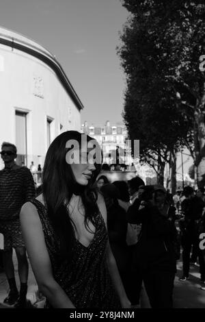 Ghioaca Andreea-Roxana indossa uno scintillante abito blu scuro con una borsa puch alla sfilata Elie Saab per la Paris Fashion Week SS25 Foto Stock