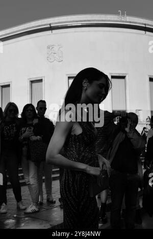 Ghioaca Andreea-Roxana indossa uno scintillante abito blu scuro con una borsa puch alla sfilata Elie Saab per la Paris Fashion Week SS25 Foto Stock