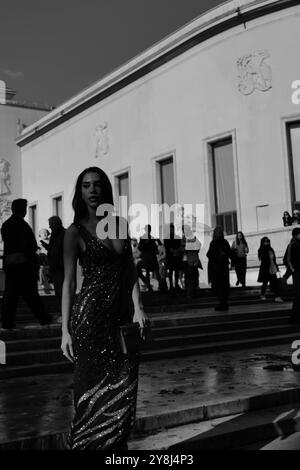 Ghioaca Andreea-Roxana indossa uno scintillante abito blu scuro con una borsa puch alla sfilata Elie Saab per la Paris Fashion Week SS25 Foto Stock