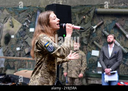 Kiev, Ucraina. 5 ottobre 2024. Il soldato canta durante un'asta di volontari militari in aiuto delle forze armate dell'Ucraina. L'esercito ucraino tenne un'asta di trofei dell'esercito russo, che furono trovati durante l'operazione nella regione di Kursk. (Foto di Aleksandr Gusev/SOPA Images/Sipa USA) credito: SIPA USA/Alamy Live News Foto Stock