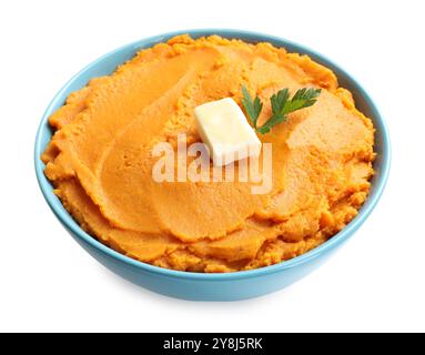 Gustosa purè di patate dolci con burro e prezzemolo in un recipiente isolato su bianco Foto Stock